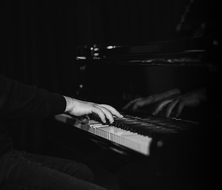 Víctor Segura tocando el piano