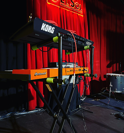 Set up de teclados para concierto. Víctor Segura