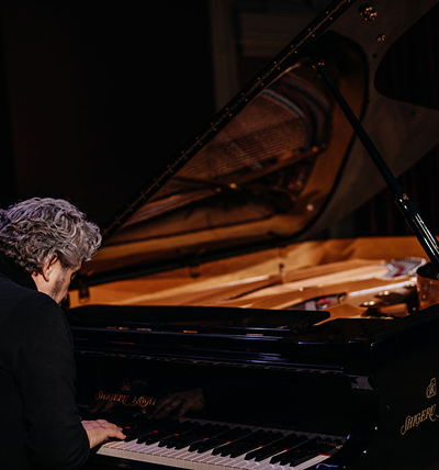 Víctor Segura tocando el piano